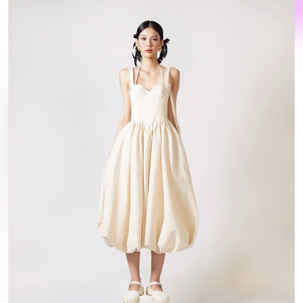 Elegant Cream Women's Dress balloon